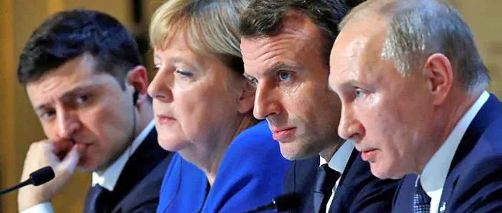 Volodymyr Zelensky, presidente da Ucrânia, Angela Merkel, primeira-ministra da Alemanha, Emmanuel Macron, presidente da França, e Vladimir Putin, presidente da Rússia, em 9 de dezembro de 2019, em Paris, durante negociações do processo de paz no conflito separatista no leste da Ucrânia (C. Platiau/AP).