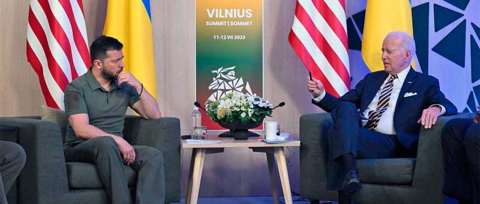 O presidente dos EUA, Joe Biden (dir.) com o presidente ucraniano Volodymyr Zelensky, à margem da Cúpula da OTAN em Vilnius, 12 de julho de 2023 (Andrew Caballero-Reynolds/AFP/Getty Images).