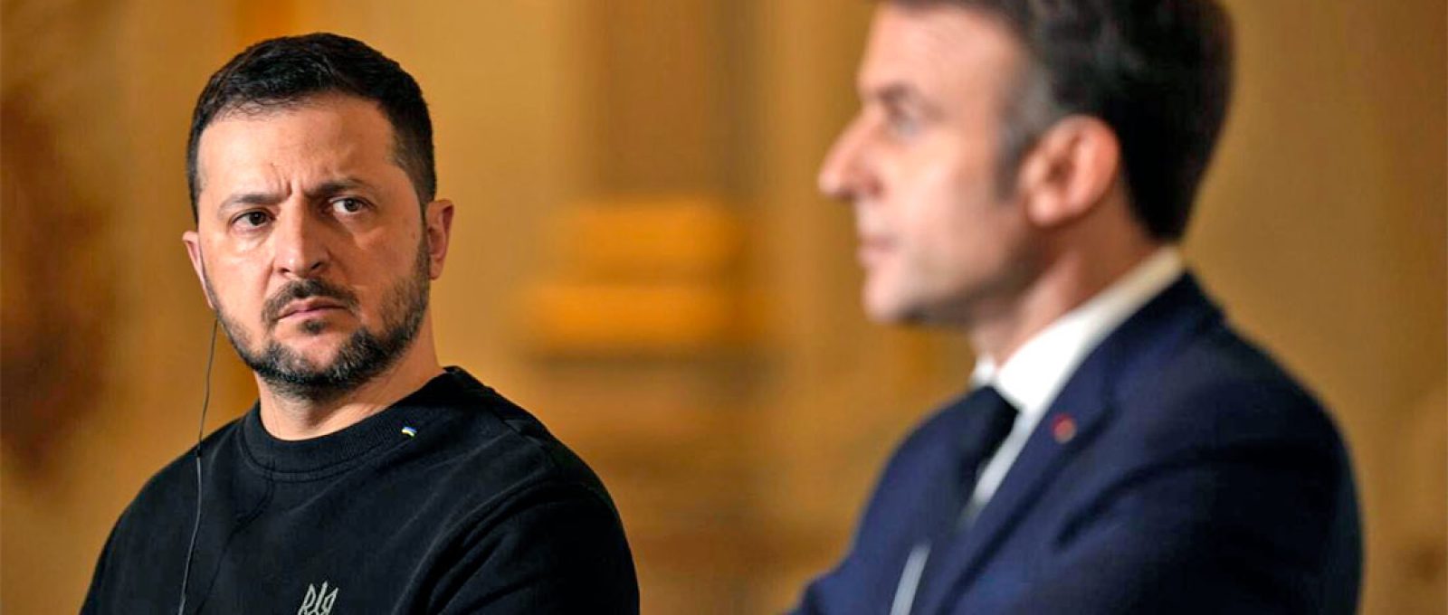 O presidente francês Emmanuel Macron, à direita, e seu homólogo ucraniano Volodymyr Zelenskyy em coletiva de imprensa após assinarem um acordo bilateral de segurança, em 16 de fevereiro de 2024, no Palácio do Eliseu, em Paris (Thibault Camus/Associated Press).