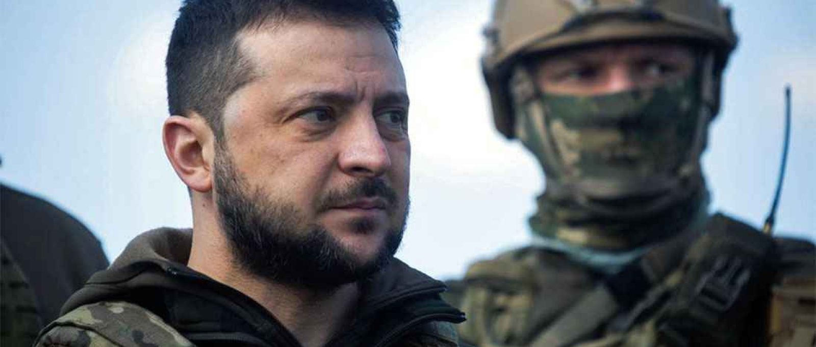 O presidente da Ucrânia, Volodymyr Zelenskiy, visita a cidade de Bucha, nos arredores de Kiev, Ucrânia, em 4 de abril de 2022 (Serviço de Imprensa Presidencial da Ucrânia via Reuters).