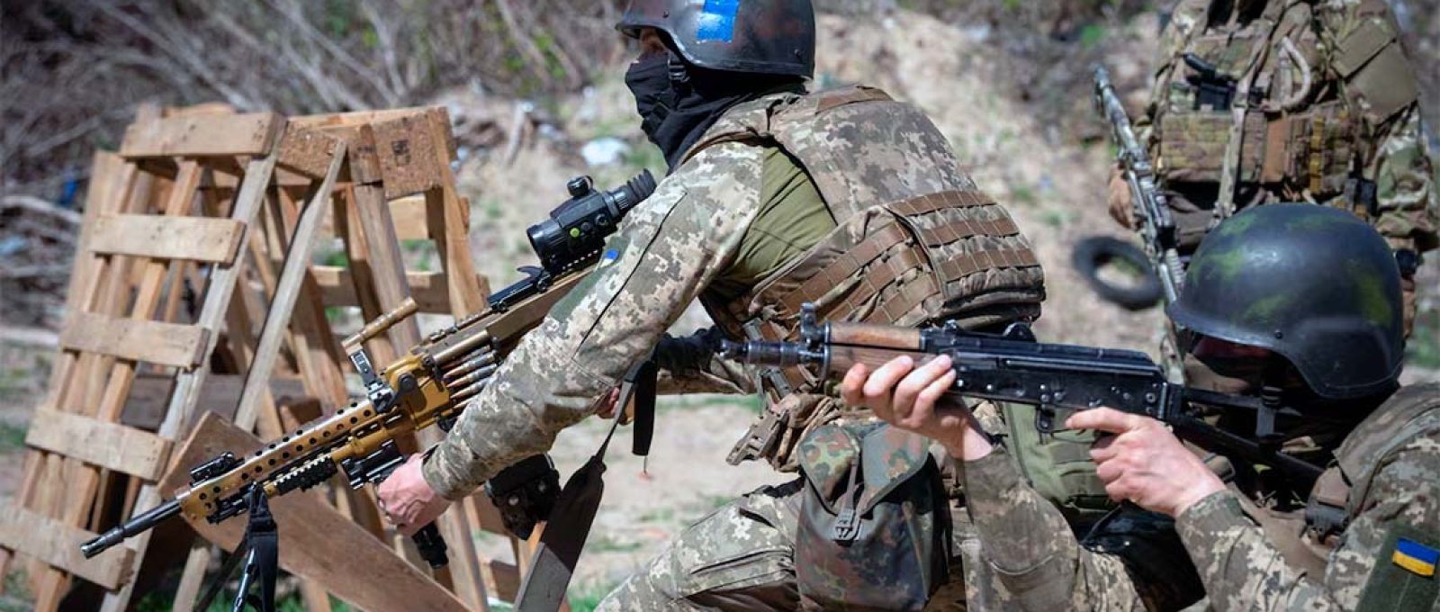 Membros do batalhão siberiano da Ucrânia participam de exercícios militares em Kiev (Efrem Lukatsky/AP).
